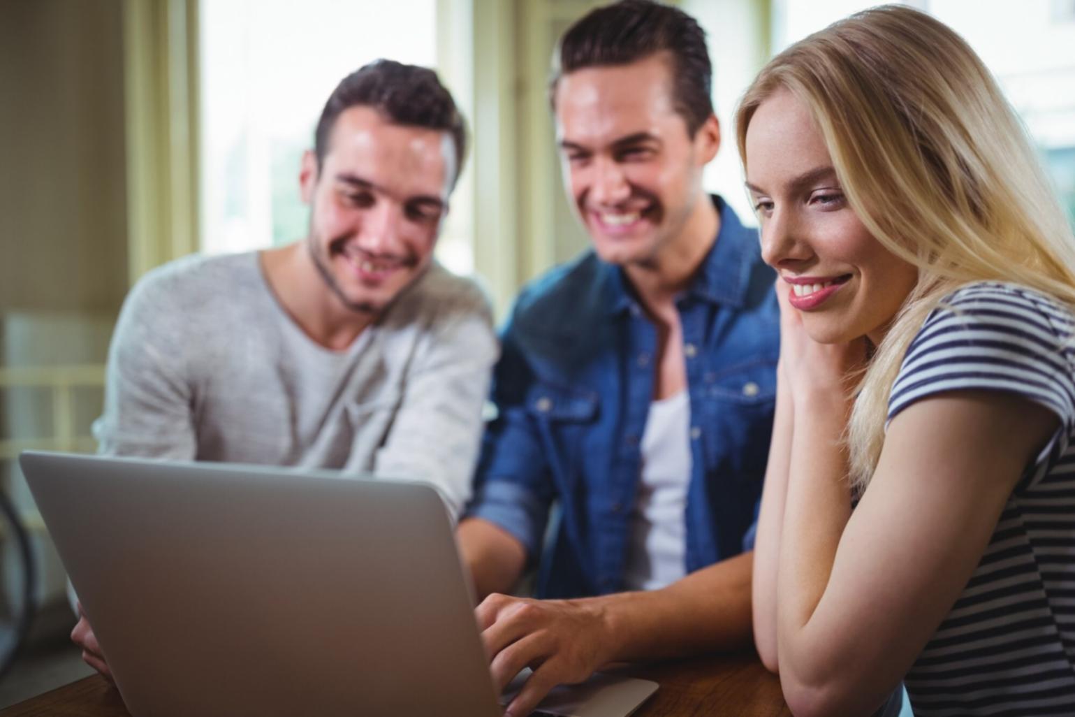 Espace de formation avec matériel pédagogique moderne